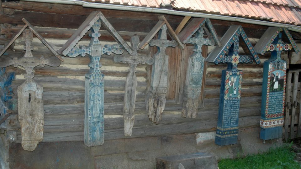 Na dvoře Pamětního domu Iona Stana Pătraşe všude visí kříže