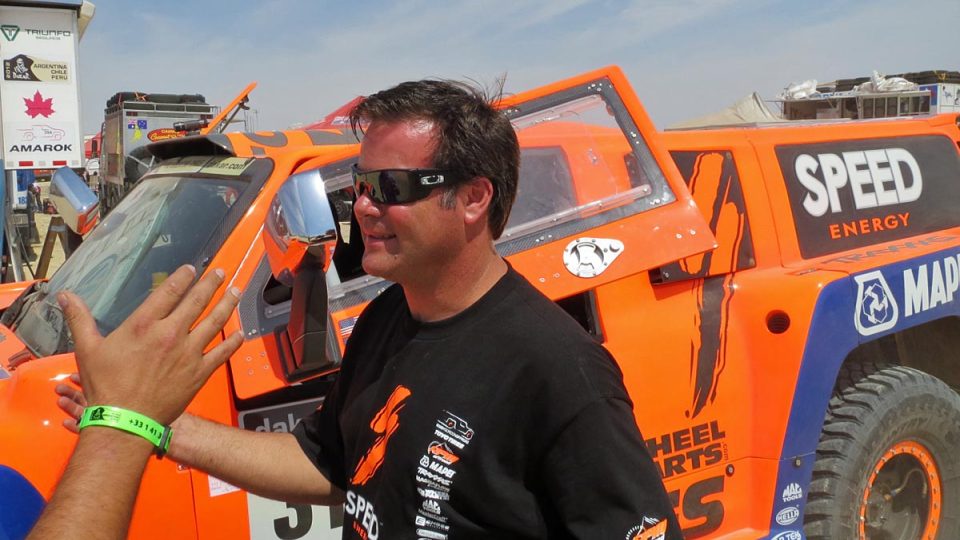 Robby Gordon opět jede Dakar s křiklavě oranžovým hummerem