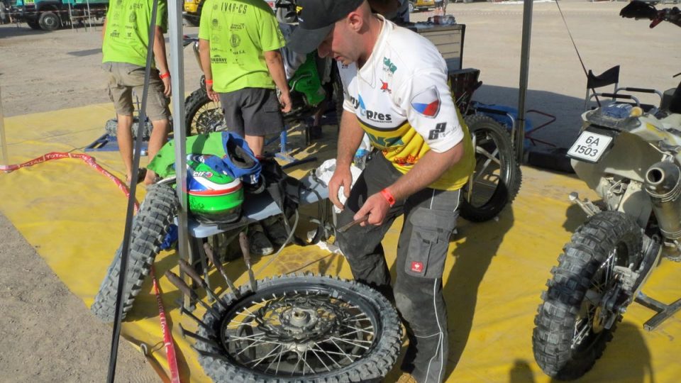 Přezouvání pneumatiky pro motorku Davida Pabišky