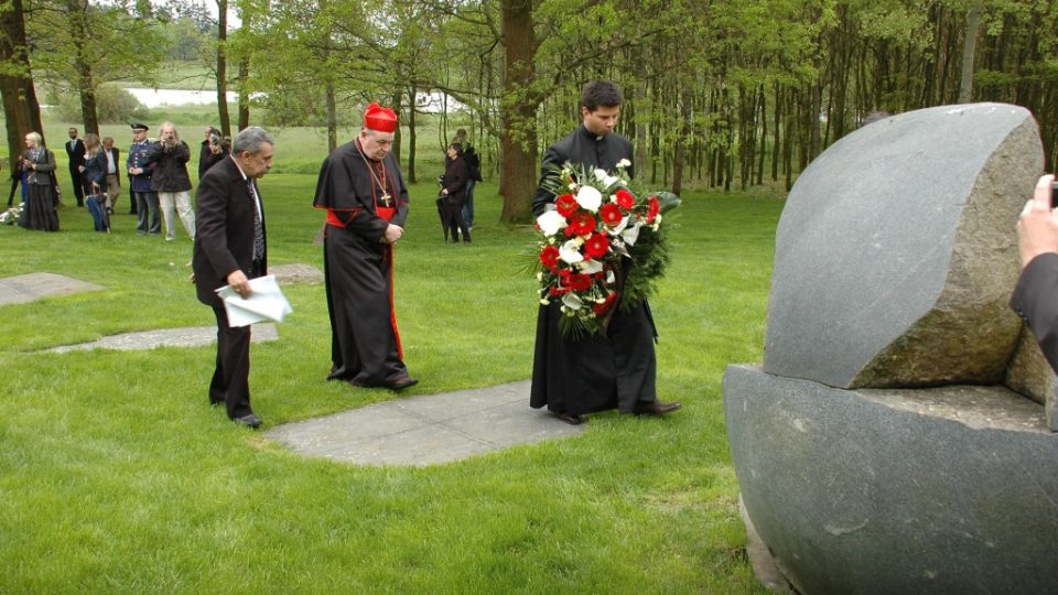 Stanislav Tišer, kardinál Domonik Duka a romský kněz Vojtěch Vágai přináší věnec k památníku v Letech u Písku