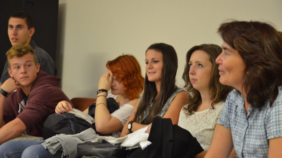 Studenti Dvořákova gymnázia v Kralupech nad Vltavou při natáčení minutových her v Českém rozhlase