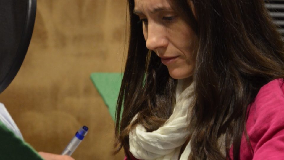 Herečka Martina Delišová při natáčení minutové hry Nejlepší kamarádky | foto: Prokop Havel, Český rozhlas Herečka Martina Delišová při natáčení minutové hry Nejlepší kamarádky