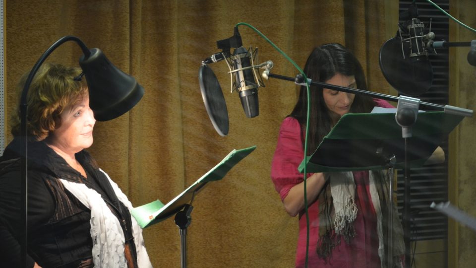 Herečky Naďa Konvalinková a Martina Delišová při natáčení minutové hry Nejlepší kamarádky | foto: Prokop Havel, Český rozhlas Herečky Naďa Konvalinková a Martina Delišová při natáčení minutové hry Nejlepší kamarádky