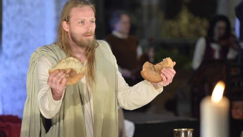 V katedrále sv. Víta v Praze se 12. dubna poprvé hrály pašijové hry. V roli Ježíše Krista vystoupil Jakub Gottwald.