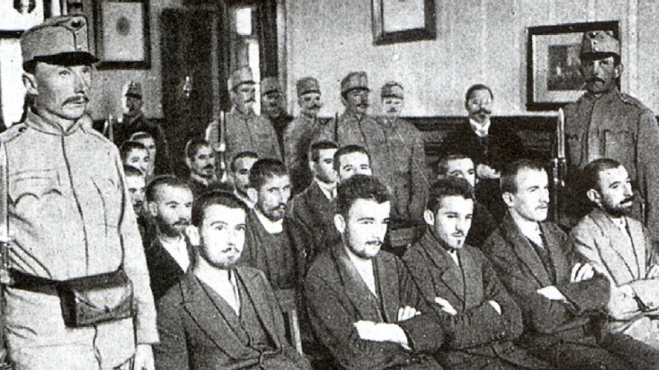 Soud s atentátníky - uprostřed Gavrilo Princip