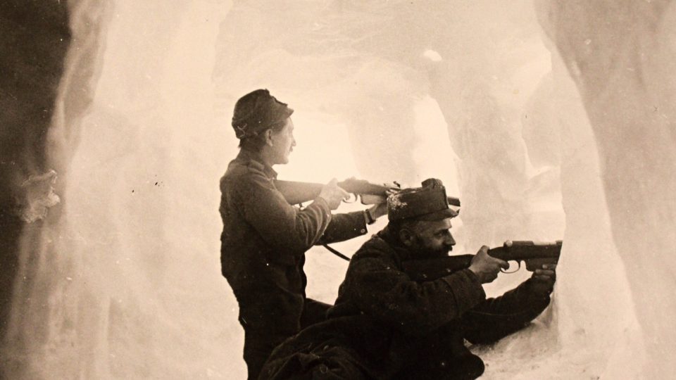 Sněhové tunely chránily vojáky před nepřítelem