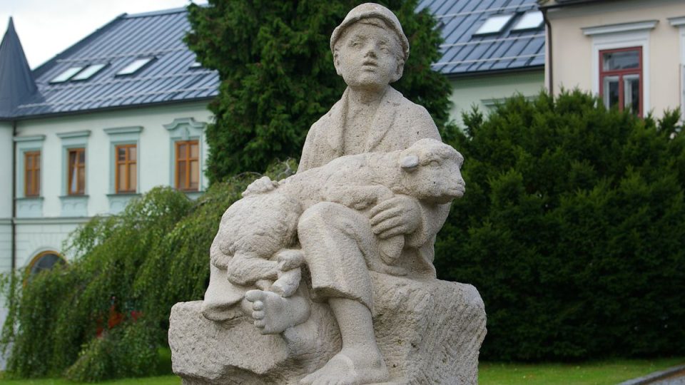 Kašna na Palackého náměstí s postavou pasáčka s ovečkou nazvaná Píseň hor