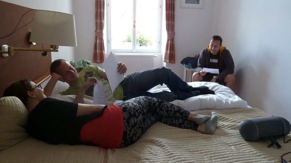 Jan P. Martínek, Vendula Holčáková a režisér Aleš Vrzák při natáčení minutové hry Lichotník | foto: Kateřina Rathouská, Český rozhlas Jan P. Martínek, Vendula Holčáková a režisér Aleš Vrzák při natáčení minutové hry Lichotník