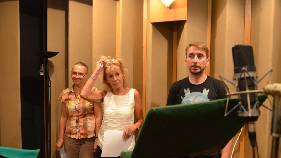 Herci Apolena Veldová, Hana Středová a Jan Žáček při natáčení minutové hry Výlet