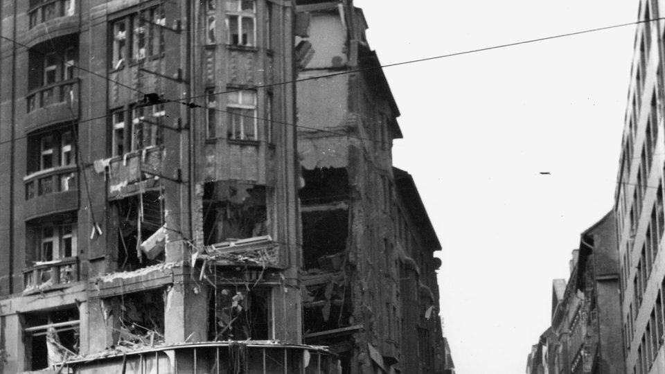Obchodní dům Prokop a Čáp, nyní Dům módy na Václavském náměstí, zničený 7. 5. 1945 při náletech na rozhlas