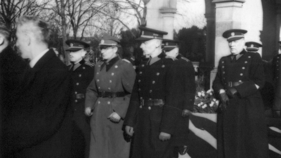 Na snímku z pohřbu jsou dobře patrné protektorátní stejnokroje četnictva (uprostřed) a policie po reformě v roce 1944