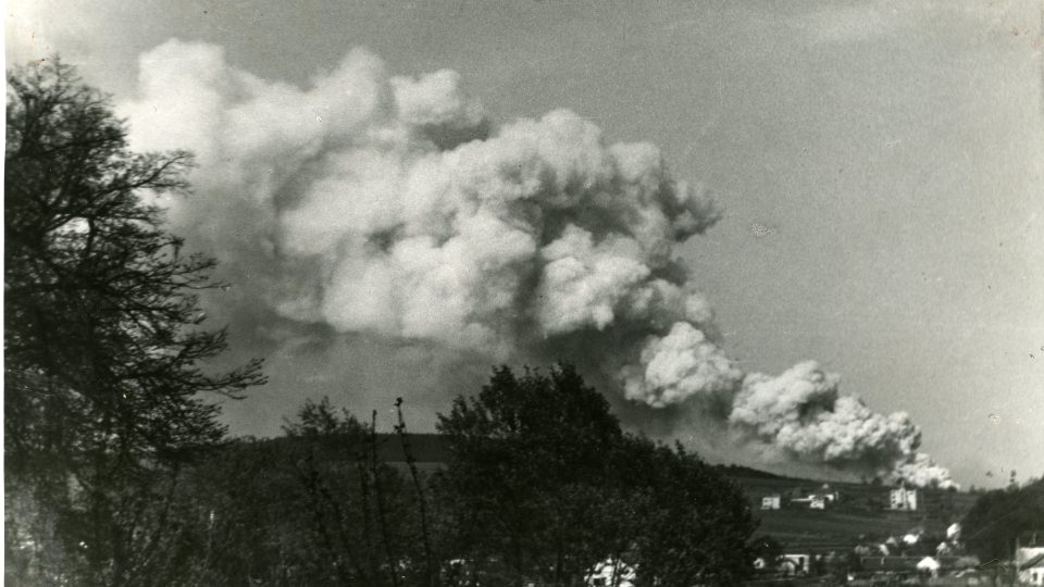 Bojkovice - foto výbuchu muničních skladů Zbrojovky Bojkovice 10-5-1944.jpg