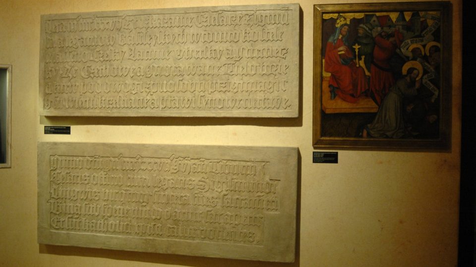 Kompaktátní desky umístěné na kapli Božího Těla na jaře 1437. Kopie. Patinovaná sádra (Muzeum hlavního města Prahy)