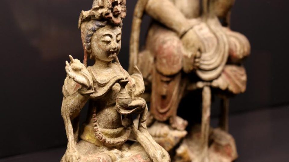 Skulptura bodhisattvy soucitu. Dynastie Sung (960–1279)