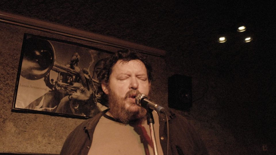 Radomil Uhlíř improvizuje v žižkovském hudebním klubu s kytaristou Joe Karafiátem