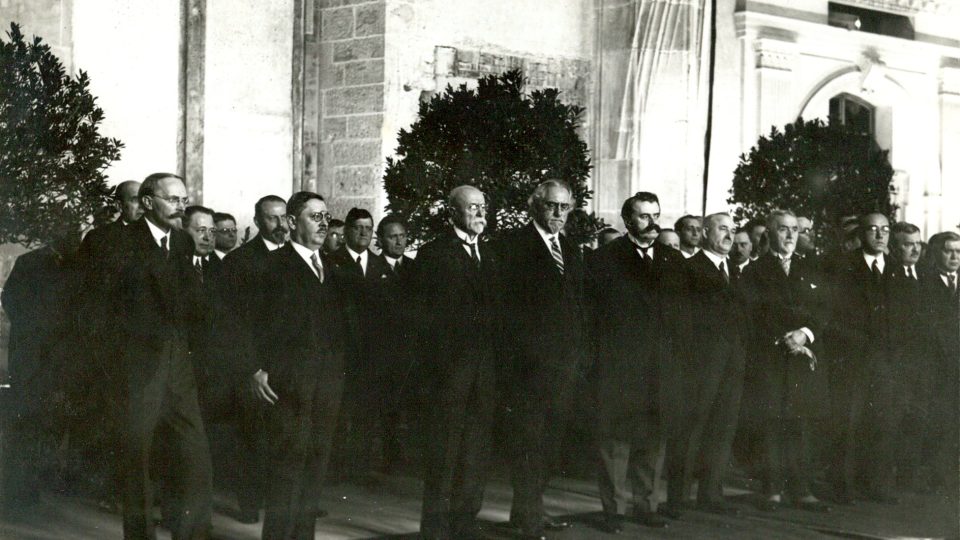 Československý vládní kabinet kolem roku 1930, druhý zleva  Jan Malypetr, dále prezident T. G. Masaryk a ministři František Soukup a František Udržal