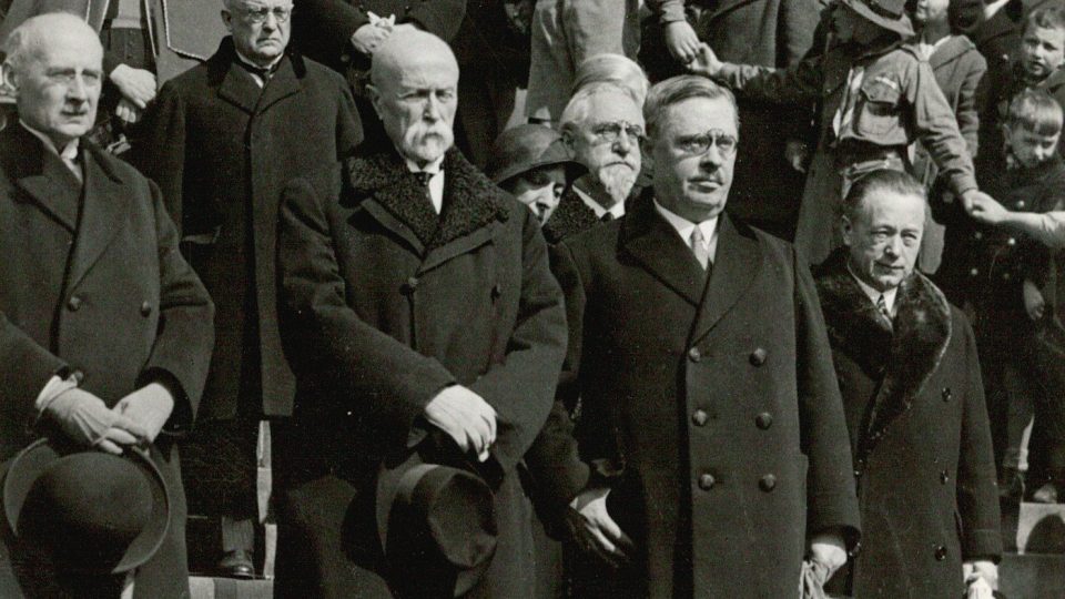 Prezident T. G. Masaryk, premiér Jan Malypetr a další členové vlády při tradičním velikonočním Prohlášení míru Československého Červeného kříže