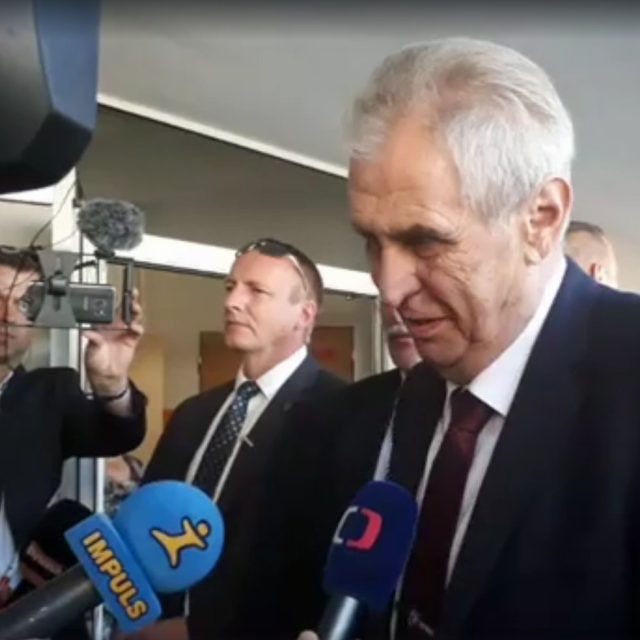 Miloš Zeman odpovídá novinářům při odchodu z volební místnosti | foto: Josef Kopecký,  Český rozhlas