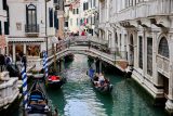 Gondola na benátském kanálu