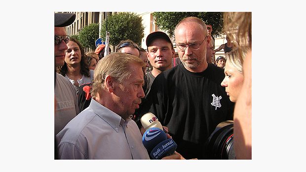 Solidaritu s demonstranty přišel vyjádřit Václav Havel