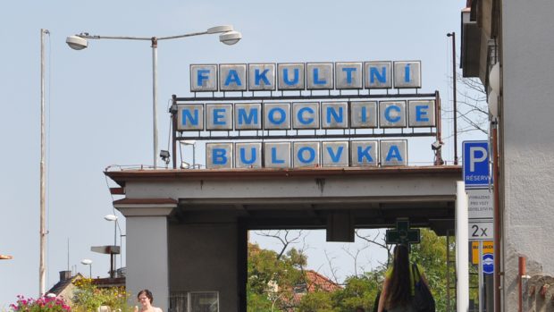 Nemocnice Na Bulovce pochybila v nákupu léků i pomůcek za více než 800 milionů korun