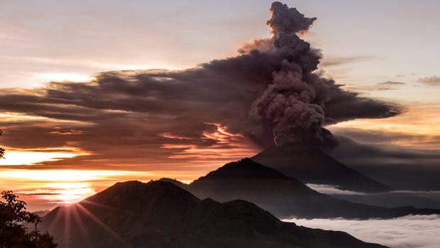 Indonéský vulkán Agung chrlí popel a studenou lávu. Jeho aktivita donutila už asi 40 tisíc lidí k evakuaci