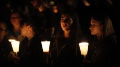 Lidé se zapálenými svíčkami uctívají oběti střelby v oregonském Roseburgu