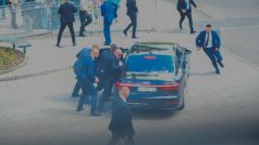 Ochranka odvádí slovenského premiéra Roberta Fica po střelbě