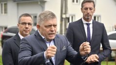 Premiér Robert Fico (Směr), vlevo za ním ministr práce Erik Tomáš (Hlas) a vpravo za ním Milan Majerský (KDH)