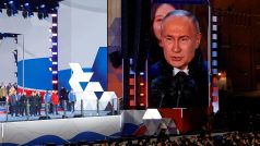 Vladimir Putin, který byl volební komisí vyhlášen vítězem prezidentských voleb, pronáší projev na Rudém náměstí v centru Moskvy během shromáždění u příležitosti 10. výročí připojení Krymu k Ukrajině