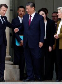 Francouzský prezident Emmanuel Macron a předsedkyně Evropské komise Ursula von der Leyenová doprovázejí čínského prezidenta Si Ťin-pchinga při jeho odchodu po setkání v Elysejském paláci v Paříži, které bylo součástí dvoudenní státní návštěvy čínského prezidenta ve Francii.